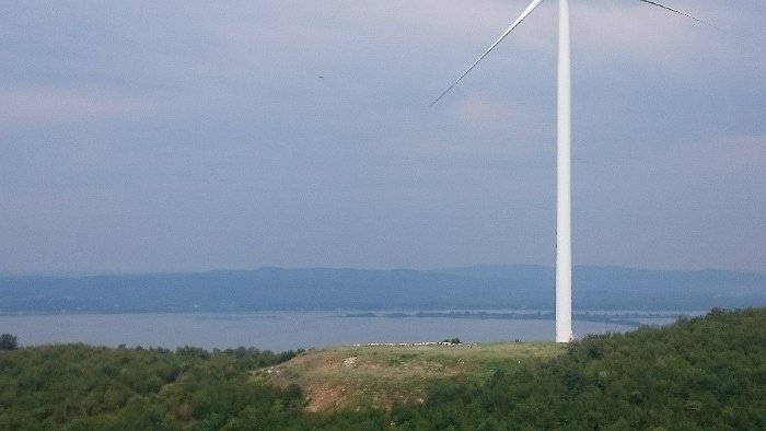 Stožár větrníku ve Svaté Heleně, u kterého se pasou kozy.